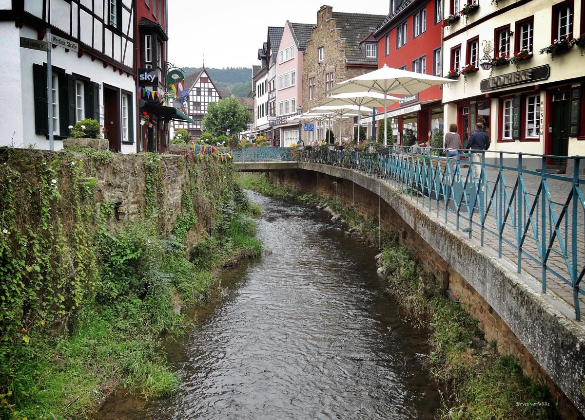 Bad-Münstereifel, wandeling langs stadspoorten en outletwinkels