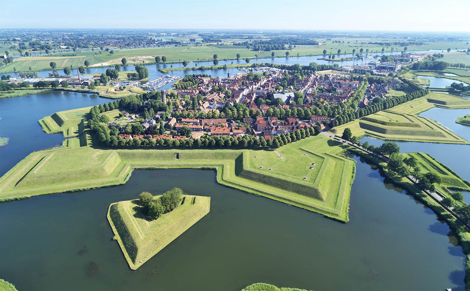 Noord-Brabant autoroute met veel groen, leuke stadjes, Van Gogh en Bosch