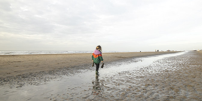 wandelen op het strand zandvoort